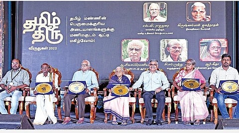சென்னை சேப்பாக்கத்தில் உள்ள அண்ணா கலையரங்கில் ராம்ராஜ் காட்டன் - ‘இந்து தமிழ் திசை’ வழங்கும் ‘யாதும் தமிழே - 2022’ விழா நேற்று நடந்தது. இதில் சிறந்த ஆளுமைகளுக்கு ‘தமிழ்திரு’ விருதுகள் வழங்கப்பட்டன. விருது பெற்ற எழுத்தாளர் சி.எம்.முத்து, மார்க்சிய அறிஞர்எஸ்.வி.ராஜதுரை, நில உரிமை போராளி கிருஷ்ணம்மாள் ஜகந்நாதன், தொழிலாளர் நல செயற்பாட்டாளர் ஆர்.கீதா, சமூகப் பண்பாட்டு ஆய்வாளர் ஆ.சிவசுப்பிரமணியனுக்கான விருதை பெற்றுக்கொண்ட அவரது பேரன் அரவிந்தன் ஆகியோருடன் ‘இந்து தமிழ் திசை’ நாளிதழின் ஆசிரியர் கே.அசோகன், சிந்துவெளி ஆய்வாளரும், ஒடிசா முதல்வரின் தலைமை ஆலோசகருமான ஆர்.பாலகிருஷ்ணன் ஆகியோர்.