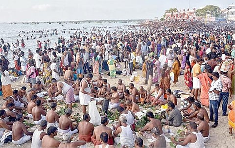 சதுரகிரி மலையில் சுவாமி தரிசனம் செய்வதற்காக சங்கிலிப் பாறையைக் கடந்து செல்லும் பக்தர்கள்.