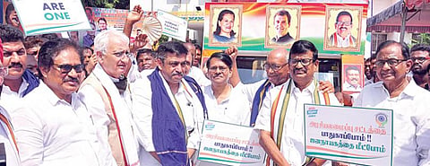 அரசியலமைப்புச் சட்ட பாதுகாப்பை வலியுறுத்தி தமிழக காங்கிரஸ் சார்பில் நடத்தப்படும் நடைபயணத்தை சென்னை சத்தியமூர்த்தி பவனில் கட்சியின் மூத்த தலைவர் திக்விஜய் சிங் நேற்று தொடங்கி வைத்தார். உடன் தமிழக காங்கிரஸ் தலைவர் கே.எஸ்.அழகிரி, மூத்த தலைவர்கள் ப.சிதம்பரம், சல்மான் குர்ஷித், திருநாவுக்கரசர் எம்.பி., ராஜேஷ் லிலோத்தியா உள்ளிட்டோர். படம்: ம.பிரபு