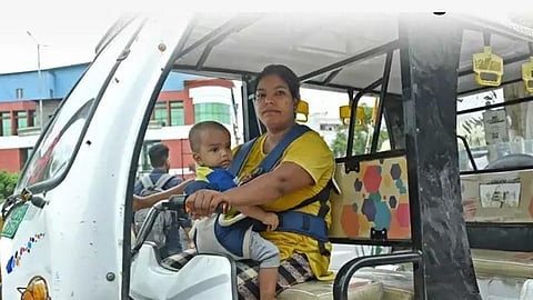 நொய்டாவில் ஒரு வயது குழந்தையுடன் ஆட்டோ ஓட்டி பிழைப்பு நடத்தும் பெண்
