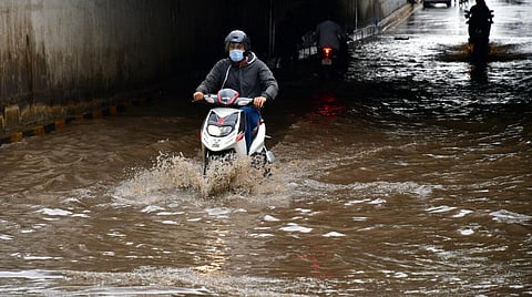 கோப்புப் படம்: மழை காரணமாக சாலையில் தேங்கி உள்ள தண்ணீர்