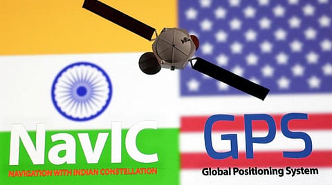 செல்போன்களில் ஜிபிஎஸ் உடன் NavIC-ஐ பயன்படுத்த ‘அழுத்தம்’ தருகிறதா இந்தியா?
