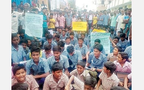 ஆரணி அடுத்த சேவூர் கிராமத்தில் நேற்று சாலை மறியலில் ஈடுபட்ட அரசு மேல்நிலை பள்ளி மாணவர்கள்.