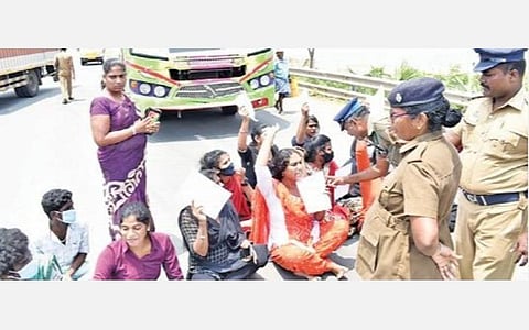 கடலூர் மாவட்ட ஆட்சியர் அலுவலகம் எதிரே திருநங்கைகள் சாலைமறியல் போராட்டத்தில் ஈடுபட்டனர்.