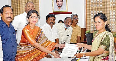 சென்னை காலநிலை மாற்ற செயல் திட்ட வரைவு அறிக்கையை தமிழில் வெளியிட்டு மக்கள் பங்கேற்புடன் உருவாக்க வேண்டும் என்ற கோரிக்கை மனுவை பசுமைத் தாயகம் தலைவர் சவுமியா அன்புமணி, சென்னை மாநகராட்சி மேயர் பிரியாவிடம் நேற்று வழங்கினார். படம் : ம.பிரபு