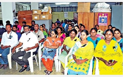 ஈரோடு ஆட்சியர் அலுவலகத்தில், கருப்புப் பட்டை அணிந்து  உள்ளிருப்புப் போராட்டத்தில் ஈடுபட்ட ஊரக வளர்ச்சித் துறை அலுவலர்கள்.