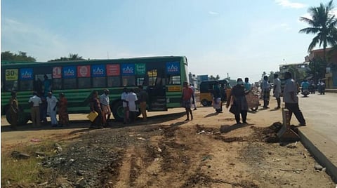 புதுச்சேரி - விழுப்புரம் எல்லைப்பகுதியில் தமிழக அரசு பஸ்கள் நிறுத்தப்பட்டு பயணிகளை இறக்கிவிடுவதால் நடந்து வரும் பயணிகள்