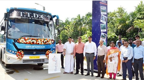 சுற்றுலா வாகனத்தை தொடங்கி வைத்த அமைச்சர் மதிவேந்தன்