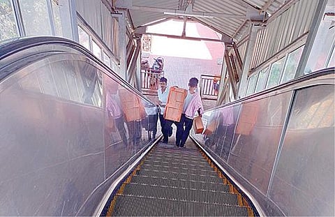 பூந்தமல்லி நெடுஞ்சாலையில் இருந்து சென்னை எழும்பூர் ரயில் நிலையத்துக்கு செல்லும் நுழைவு வாயிலில் அமைக்கப்பட்டுள்ள நகரும் படிக்கட்டு செயல்படாததால், அதன் வழியாக நடந்தவாறே இறங்கும் பயணி.