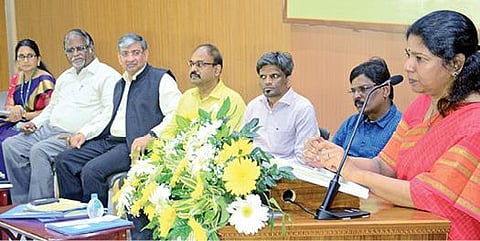 குழந்தை திருமணம் மற்றும் குழந்தைகளுக்கு எதிரான வன்முறையைத் தடுக்கும் இளைய ஆர்வலர்களை ஊக்குவித்தல் குறித்த கருத்தரங்கம், சென்னை, சைதாப்பேட்டையில் உள்ள தமிழ்நாடு திறந்தவெளி பல்கலைக்கழகத்தில் நேற்று நடந்தது. இதில் கனிமொழி எம்.பி பங்கேற்று சிறப்புரையாற்றினார். படம்: பு.க.பிரவீன்﻿﻿