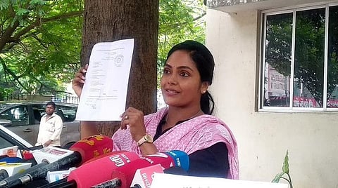 நடிகை ஜெயலட்சுமி போலீஸில் புகார்; பாடலாசிரியர் சினேகன் மீது வழக்குப் பதிவு: அறிக்கை தாக்கல் செய்ய நீதிமன்றம் உத்தரவு