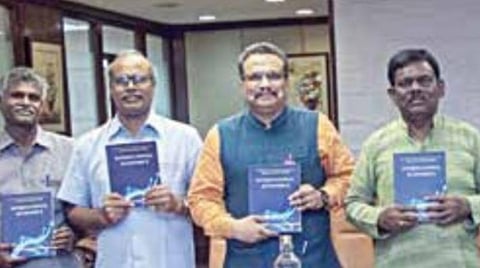 பேராசிரியர் என்.மணியின் ‘இன்டர்நேஷனல் எக்னாமிக்ஸ்’ நூலை ஐசிஎஸ்எஸ்ஆர் உறுப்பினர் செயலாளர் வி.கே.மல்ஹோத்ரா (வலமிருந்து மூன்றாவது) டெல்லியில் நேற்று முன்தினம் வெளியிட்டார்.