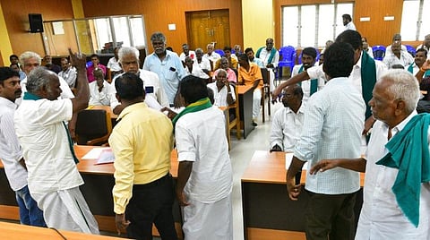 மதுரை மாவட்ட ஆட்சியர் அலுவலகத்தில் இன்று மாவட்ட ஆட்சியர் எஸ்.அனீஷ்சேகர் தலைமையில் நடந்த மாவட்ட அளவிலான விவசாயிகள் குறைதீர்க்கும் கூட்டத்தில் விவசாயிகளிடையே காரசாரமான வாக்குவாதம் ஏற்பட்டது.  | படம்: எஸ்.கிருஷ்ணமூர்த்தி.