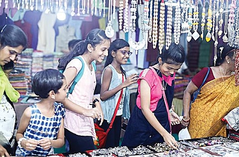 ‘தேசி மேளா' கண்காட்சியில் விற்பனைக்கு உள்ள நகைகளை ஆர்வமுடன் பார்க்கும் சிறுமிகள்.
