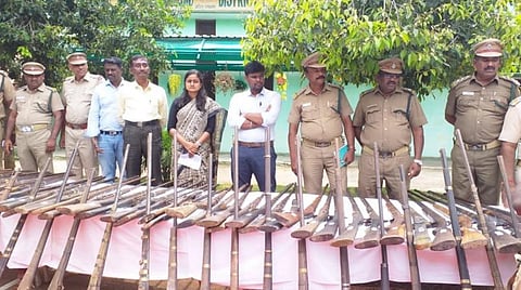 ஓசூர்மத்திகிரியில் உள்ள மாவட்ட வன அலுவலர் வளாகத்தில் வைக்கப்பட்டிருந்த  உரிமம் இல்லாத 111 நாட்டுத் துப்பாக்கிகளையும் மாவட்ட வன அலுவலர் கார்த்திகேயினி பார்வையிட்டார். படங்கள் - ஜோதி ரவிசுகுமார்