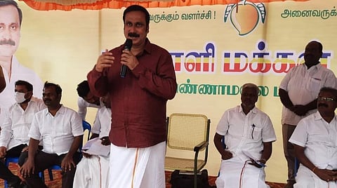 திருவண்ணாமலை அடுத்த வேடியப்பனூர் கிராமத்தில் நடைபெற்ற கூட்டத்தில் பேசும் பாமக நிறுவனர் அன்புமணி ராமதாஸ் | படம்: இரா.தினேஷ்குமார்.