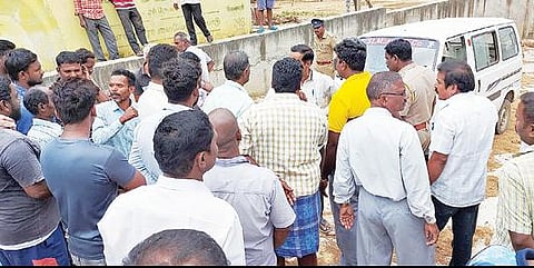வாணியம்பாடியில் காவல் துறையினரை முற்றுகையிட்டு போராட்டத்தில் ஈடுபட்ட பொதுமக்கள்.
