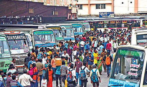 ஆயுத பூஜை தொடர் விடுமுறையையொட்டி சேலத்திலிருந்து பொதுமக்கள் அவர்களது சொந்த ஊர்களுக்கு செல்வதற்காக புதிய பேருந்து நிலையத்தில் குவிந்தனர். இதனால் நேற்று மாலை பயணிகள் கூட்டம் அதிகரித்து காணப்பட்டது.	படம்: எஸ். குரு பிரசாத்