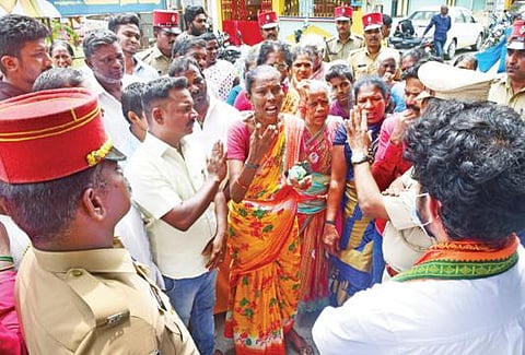 தரமற்ற குடிநீருடன் சென்று எம்எல்ஏ ரிச்சர்ட்ஸ் ஜான்குமார் வீட்டை முற்றுகையிட்ட தொகுதிவாசிகள். அவர்களை போலீஸார் துணை கொண்டு எம்எல்ஏ சமாதானப்படுத்துகிறார். படம்: எம்.சாம்ராஜ்