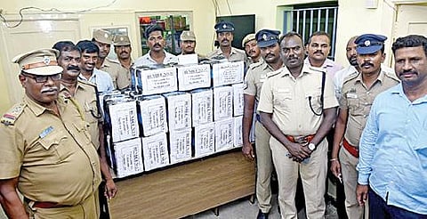 பள்ளிகொண்டா அருகே பறிமுதல் செய்யப்பட்ட 14.71 கோடி பணம் 48 பண்டல்களாக வைத்திருப்பதை  நேற்று பார்வையிட்ட, மாவட்ட எஸ்.பி. ராஜேஷ் கண்ணன் மற்றும் போலீஸார். படம்: வி.எம்.மணிநாதன்