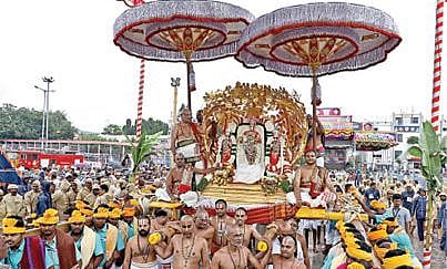 திருப்பதி பிரம்மோற்சவத்தில் 4-ம் நாளான நேற்று காலை கற்பக விருட்ச வாகனத்தில் ஸ்ரீதேவி, பூதேவி சமேதமாய் மலையப்பர் எழுந்தருளினார்.