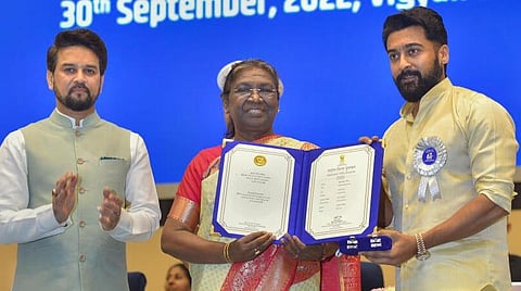 டெல்லியில் நேற்று நடைபெற்ற 68-வது தேசிய திரைப்பட விருதுகள் வழங்கும் விழாவில், சிறந்த நடிகருக்கான விருதை தமிழகத்தைச் சேர்ந்த சூர்யாவுக்கு வழங்கினார் குடியரசுத் தலைவர் திரவுபதி முர்மு