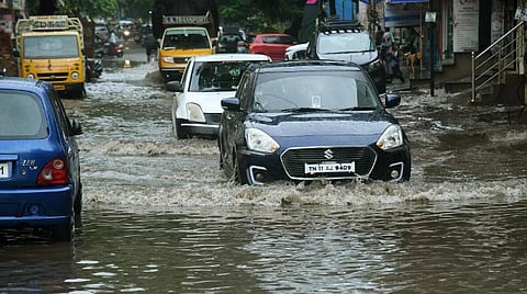 மழை காரணமாக சாலையில் தேங்கி உள்ள தண்ணீர்: கோப்புப் படம்