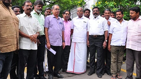 சில நாட்களுக்கு முன்பு மனித சங்கிலிக்கு அனுமதி அளிக்கக் கோரி காவல் துறையிடம் மனு அளிக்க வந்த தலைவர்கள்