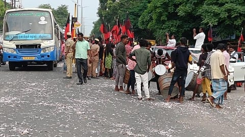 சாலையில் சிதறி கிடக்கும் குப்பைகள்