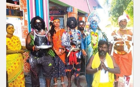 திருப்புவனம் வடகரையில் குலசேகரபட்டினம் தசரா விழாவுக்கு வேடமணிந்து சென்ற காட்டுநாயக்கர்கள்.