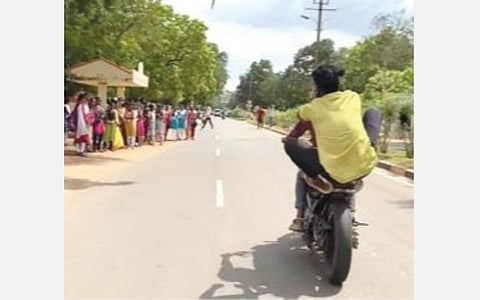 காரைக்குடி கல்லூரி சாலையில் அழகப்பா அரசு கலைக் கல்லூரி பேருந்து நிறுத்தத்தில் சாகசம் செய்து கீழே விழுந்த இளைஞர்.