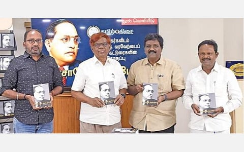`தி இந்து' குழுமத்தின் தமிழ் திசை பதிப்பகம் சார்பில் `பாபாசாகேப் அம்பேத்கர் - ஒரு பன்முகப் பார்வை' என்ற நூலை முன்னாள் நீதிபதி கே.சந்துரு வெளியிட, து.ரவிக்குமார்  எம்.பி. பெற்றுக்கொண்டார். உடன் `இந்து தமிழ் திசை' ஆசிரியர் கே.அசோகன், செ.கு.தமிழரசன். (உள் படம்) வாழ்த்துரை வழங்கிய மிசோரம் முன்னாள் ஆளுநர் ஆ.பத்மநாபன். படம்: ம.பிரபு
