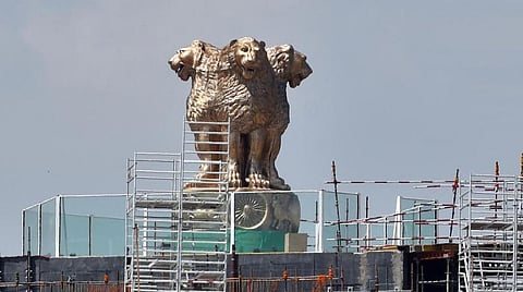 புதிய நாடாளுமன்ற கட்டிட மேல்பகுதியில் நிறுவப்பட்டுள்ள தேசியச் சின்னம்.