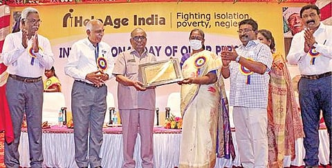 ‘ஹெல்ப் ஏஜ் இந்தியா’ அமைப்பு சார்பில் சர்வதேச முதியோர் தினம், சென்னையில் நேற்று கொண்டாடப்பட்டது. இதில், முதியோர் நல மருத்துவர் டாக்டர் வி.எஸ்.நடராஜனுக்கு கோல்டன் விருதை சமூக நலத்துறை இயக்குநர் ரத்னா வழங்கினார். உடன் ரயில்வே அமைச்சகத்தின் முதன்மை நிதி ஆலோசகர் உஷா வேணுகோபால், டிவிஎஸ் எஸ்சிஎஸ் குளோபல் ஃபிரைட் சொல்யூஷன்ஸ் லிமிடெட்டின் பொது மேலாளர் டி.எஸ்.நாராயணன் உள்ளிட்டோர்.