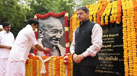 முதல்வர் ஸ்டாலின் மரியாதை செலுத்தும் காட்சி
