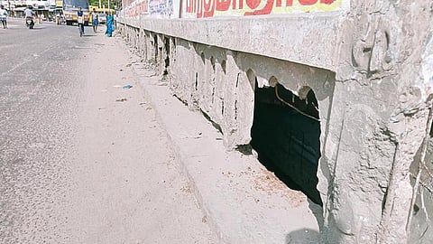 ஸ்ரீவில்லிபுத்தூரில் கொல்லம் - மதுரை தேசிய நெடுஞ்சாலையில் சேதமடைந்துள்ள தடுப்புச்சுவர்