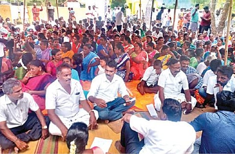 ஏகனாபுரம் கிராமத்தில் காந்தி ஜெயந்தியையொட்டி நேற்று நடந்த சிறப்பு கிராம சபைக் கூட்டத்தில் பங்கேற்ற பொதுமக்கள்.