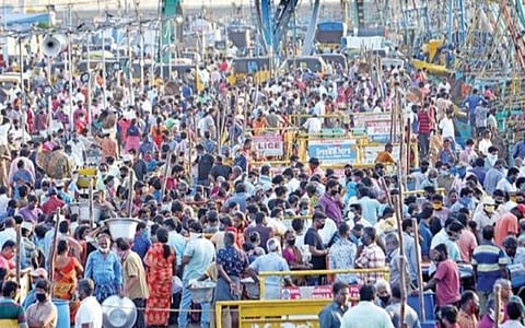 காசிமேடு மீன் சந்தையில் அலைமோதிய மக்கள் கூட்டம்