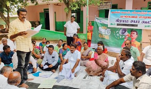திருச்செங்கோடு தாலுகா மங்களம் கிராமத்தில் நடைபெற்ற கிராம சபைக் கூட்டத்தில் எம்எல்ஏ ஈ.ஆர்.ஈஸ்வரன் சிறப்பு அழைப்பாளராக பங்கேற்றார்.
