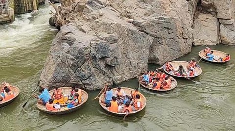 ஒகேனக்கல்லில் பரிசல் பயணம் மேற்கொண்டு மகிழ்ந்த பயணிகள்.