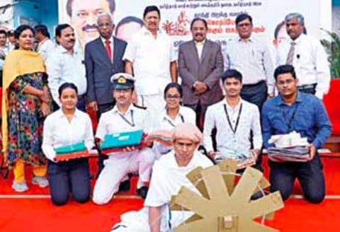 ரூ.1 கோடி இலக்கை தாண்டி காதி துணிகள் விற்பனை: நெசவாளர்களின் துயர் துடைக்கும் திட்டம் என அமைச்சர் ஆர்.காந்தி பெருமிதம்