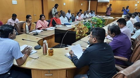 சுவரொட்டிகள், டிஜிட்டல் பேனர்களை அகற்றுவது குறித்து நடைபெற்ற ஆய்வுக் கூட்டத்தில் பேசும் ஆட்சியர் பா.முருகேஷ். | படம் - இரா.தினேஷ்குமார்.