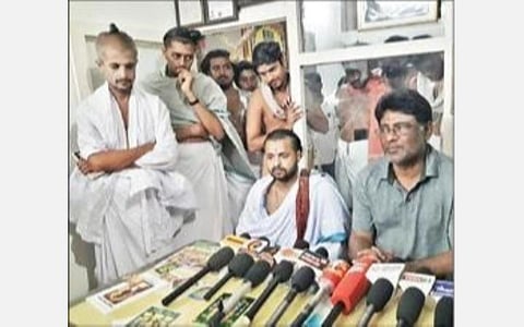 சிதம்பரம் நடராஜர் கோயில் தீட்சிதர்களின் வழக்கறிஞர் சந்திரசேகர் பேட்டியளித்தார். அருகில் கோயில் தீட்சிதர்களின் செயலாளர் ஹேமசபேச தீட்சிதர்.