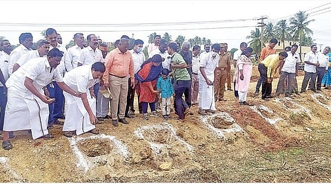 ராணிப்பேட்டை மாவட்டம் வாலாஜா ஊராட்சி ஒன்றியம் தென்கடப்
பந்தாங்கல் பகுதியில் மாபெரும் பனை விதை நடும் பணியை அமைச்சர் ஆர்.காந்தி நேற்று தொடங்கி வைத்தார். அருகில், மாவட்ட ஆட்சியர் பாஸ்கர பாண்டியன் உள்ளிட்டோர். படம்: ப.தாமோதரன்