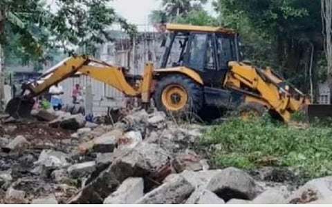 7 ஆண்டுகளுக்கு முன்பு கட்டப்பட்ட தீண்டாமை சுவர் இடித்து அகற்றம்: தோக்கமூரில் வருவாய்த் துறை அதிகாரிகள் நடவடிக்கை