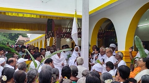 வள்ளலாரின் 200-வது பிறந்தநாளை முன்னிட்டு வடலூர் தருமசாலையில் சன்மார்க்க கொடி ஏற்றப்பட்டது.