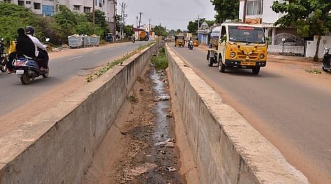 தடுப்பு சுவர் இல்லாத மழைநீர் கால்வாய் பள்ளம்