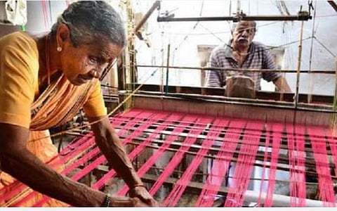 தீபாவளி நெருங்குவதால் கைத்தறி பட்டு சேலைகளுக்கு முன்கூட்டியே தள்ளுபடி அறிவிக்க வேண்டும்: விற்பனையை அதிகரிக்க அரசுக்கு நெசவாளர்கள் யோசனை