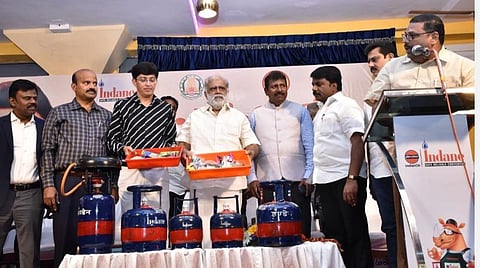 கூட்டுறவு அங்காடிகளில் சிறிய காஸ் சிலிண்டர் விற்பனை - அமைச்சர் தொடங்கிவைத்தார்