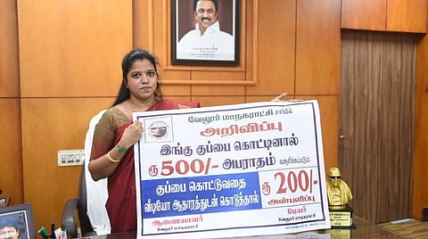 வேலூர் மாநகராட்சியில் தெருக்களில் குப்பை கொட்டினால் அபராதம் விதிக்கும் அறிவிப்பு குறித்த போஸ்டரை மேயர் சுஜாதா வெளியிட்டார். படம்: வி.எம்.மணிநாதன்.